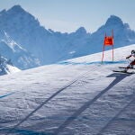 La suiza Corinne Suter camino de ganar la medalla de oro en la prueba femenina de descenso en los Campeonatos del Mundo de Esquí Alpino de la FIS en Cortina d'Ampezzo, Italia, el 13 de febrero de 2021. EFE/EPA/JEAN-CHRISTOPHE BOTT
