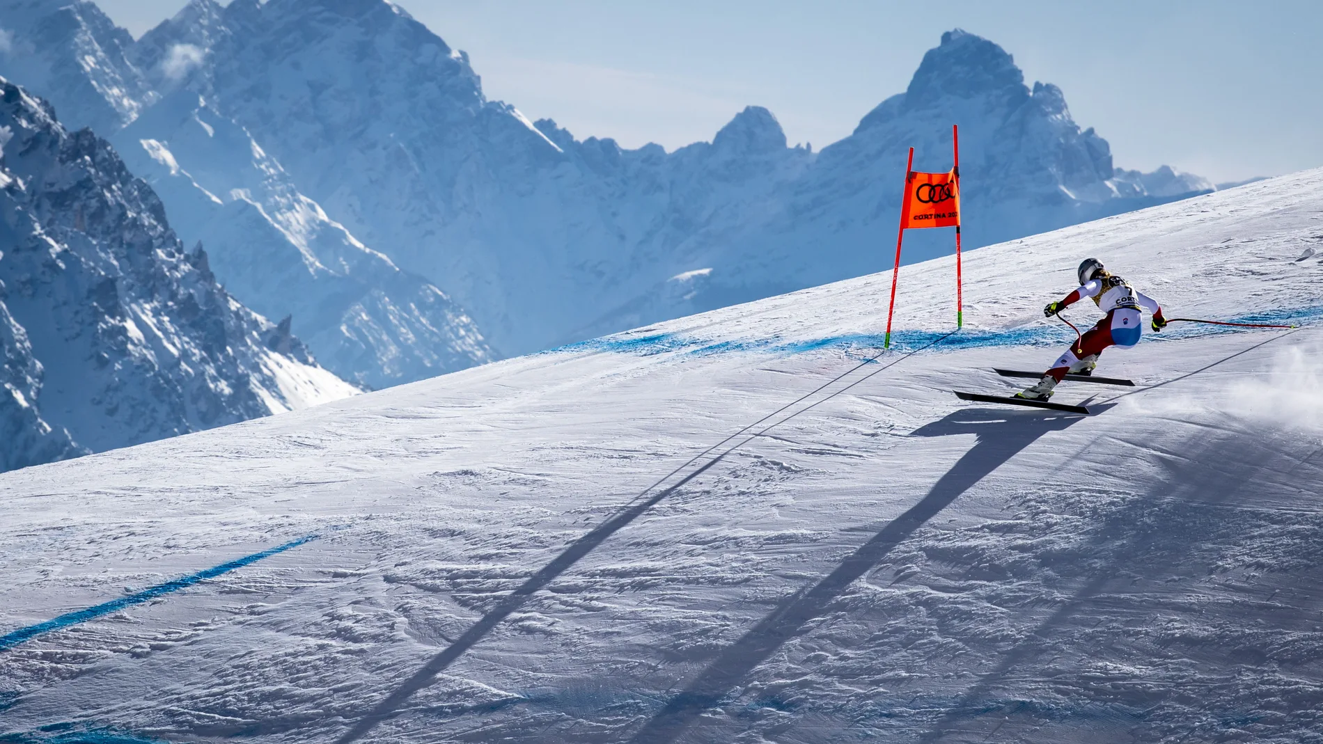 La suiza Corinne Suter camino de ganar la medalla de oro en la prueba femenina de descenso en los Campeonatos del Mundo de Esquí Alpino de la FIS en Cortina d'Ampezzo, Italia, el 13 de febrero de 2021. EFE/EPA/JEAN-CHRISTOPHE BOTT