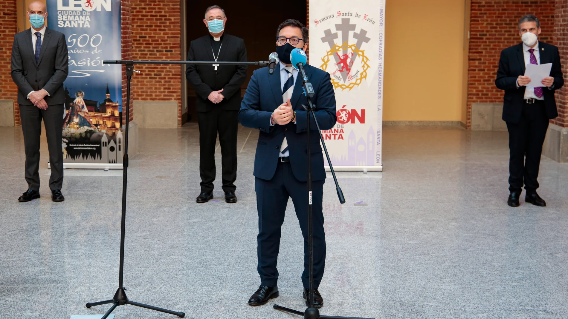 El presidnete de la Junta Mayor de Cofradías y Hermandades de la Semana Santa de León, Manuel Ángel Fernández, durante la presentación del cartel oficial de la Semana Santa de 2021