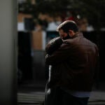 Una pareja se abraza con las mascarillas puestas en el barrio de La Latina (Madrid)