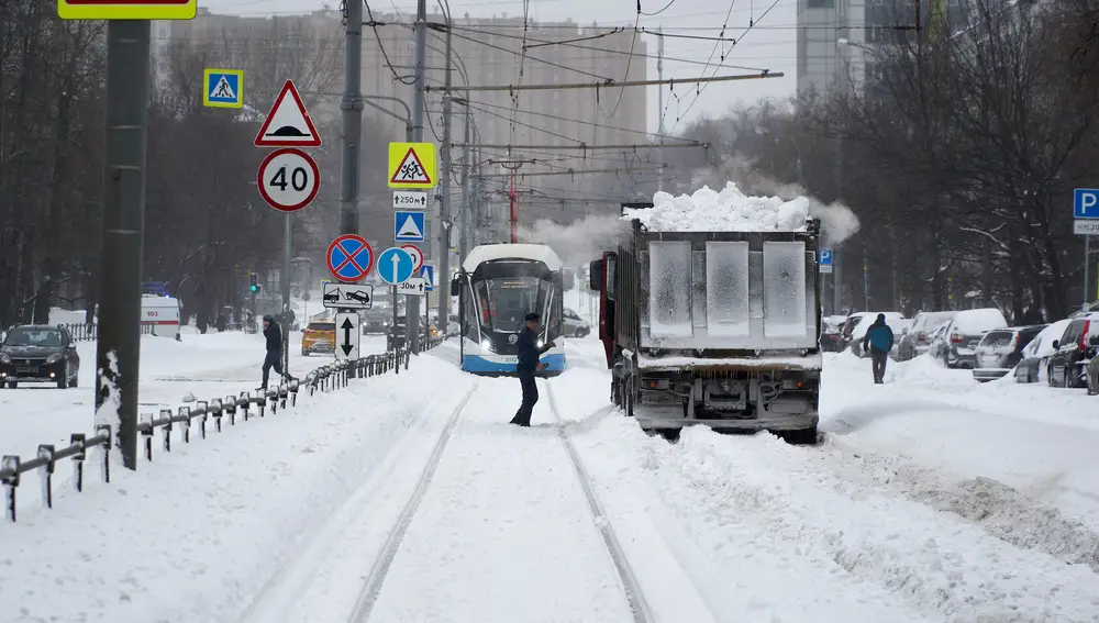 13 February 2021, Russia, Moscow: A tram is seen stuck in the snow at a street after a snow storm hit Moscow, with 56 centimetres of snow measured in the Russian capital on Saturday morning, the most seen in almost eight years. Photo: Mihail Tokmakov/SOPA Images via ZUMA Wire/dpaMihail Tokmakov/SOPA Images via / DPA13/02/2021 ONLY FOR USE IN SPAIN
