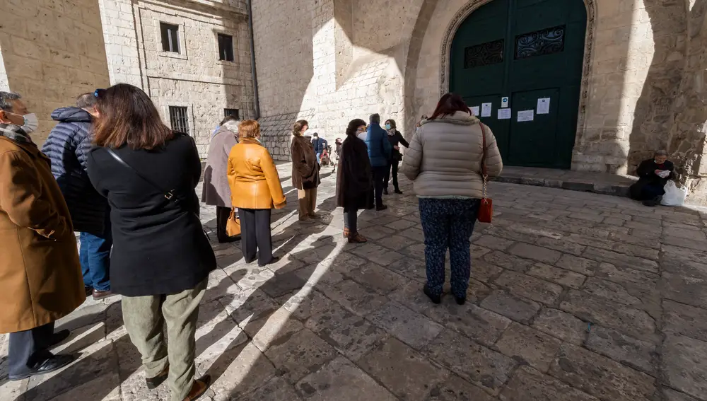 Concentración convocada por Abogados Cristianos bajo el lema `Respeta mi fe´ a las puertas de la Iglesia de San Benito en Valladolid, Castilla y León (España), a 14 de febrero de 2021. La protesta es contra la decisión de la Junta de Castilla y León de limitar el aforo de las iglesias a 25 personas.14 FEBRERO 2021;IGLESIAS;CRISTIANISMO;MESA;RELIGIÓN;DIOS;FEPhotogenic/Claudia Alba / Europa Press14/02/2021