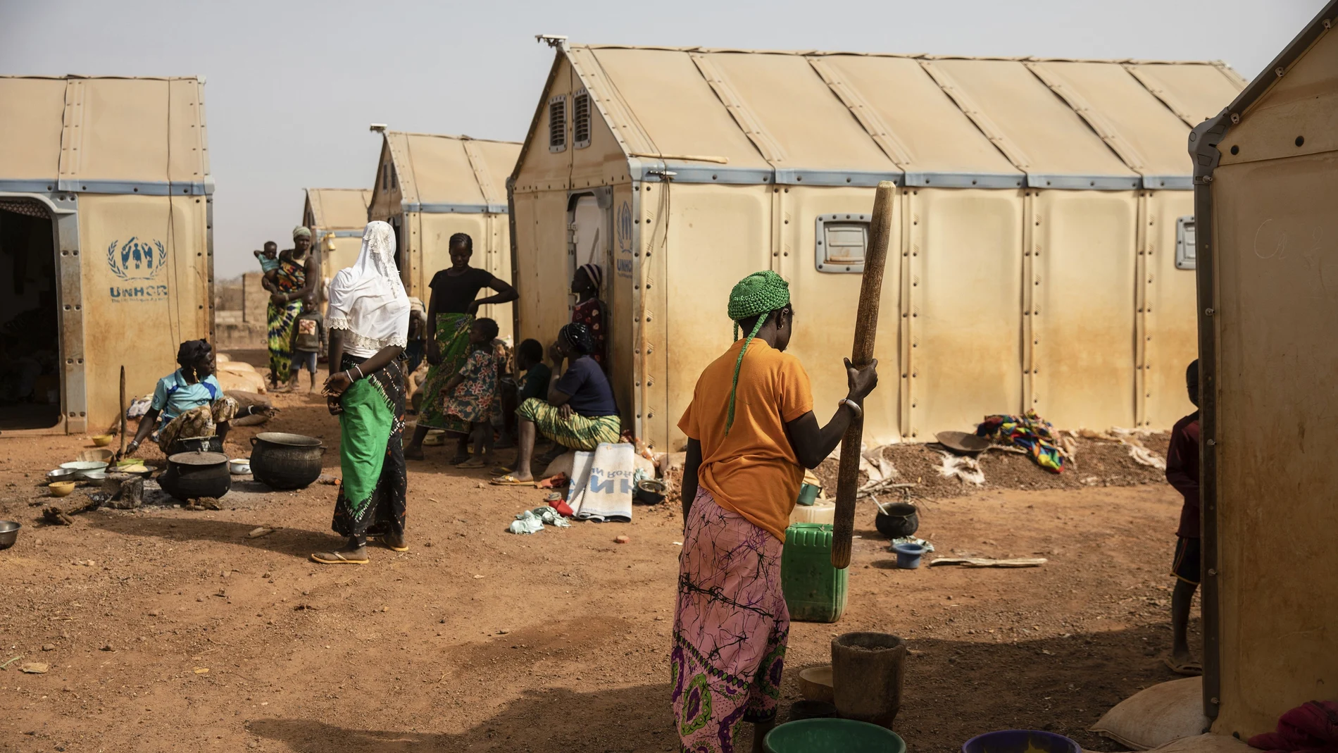 Mujeres desplazadas preparan comida el lunes 8 de febrero de 2021 en el campamento de Kaya, 100 kms al norte de Ouagadougou, Burkina Faso
