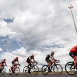Un grupo de ciclistas circula por una carretera en la Costanera de Asunción (Paraguay)