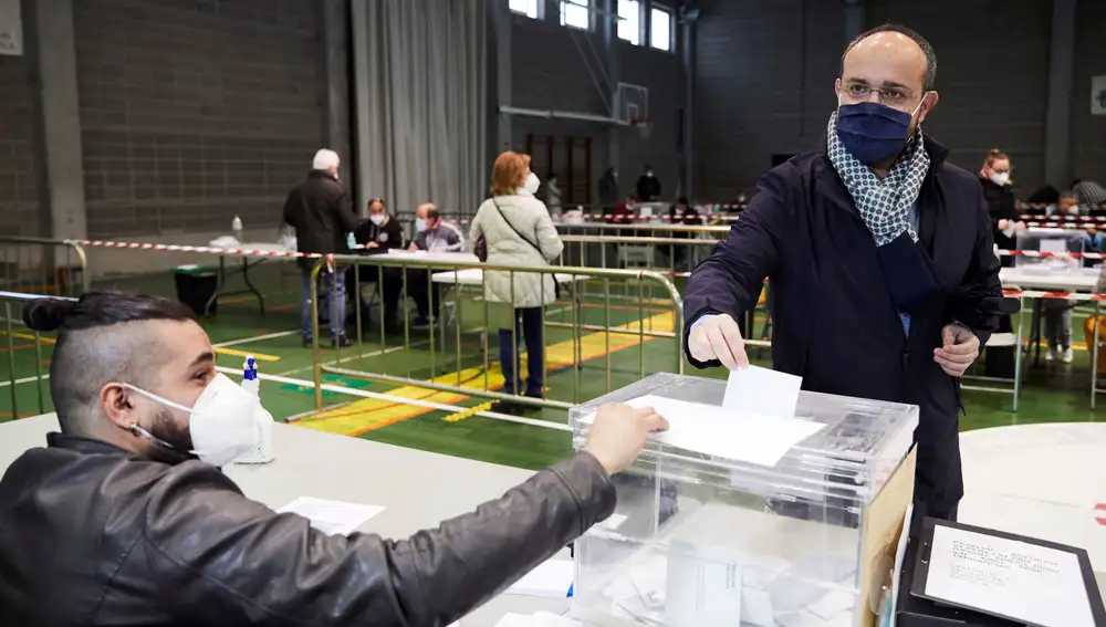 El candidato del PPC Alejandro Fernández vota en el pabellón Sant Pere i Sant Pau, en Tarragona