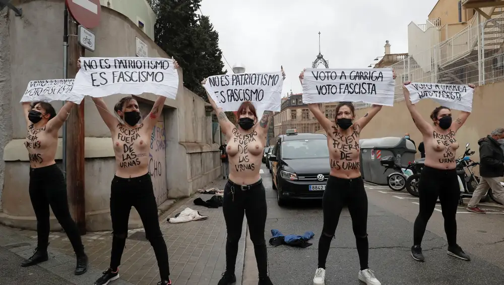 Activistas de Femen protestan contra el candidato de Vox en Cataluña, Ignacio Garriga