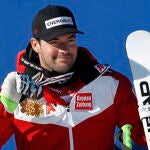 El ganador Vincent Kriechmayr de Austria celebra en el podio de la carrera de descenso masculino en los Campeonatos del Mundo de Esquí Alpino FIS en Cortina d'Ampezzo, Italia, 14 de febrero de 2021. (Italia) EFE/EPA/LUCIANO SOLERO