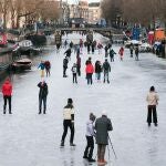Decenas de patinadores tomaron por segundo día el Prinsengracht, el icónico canal del centro de Ámsterdam