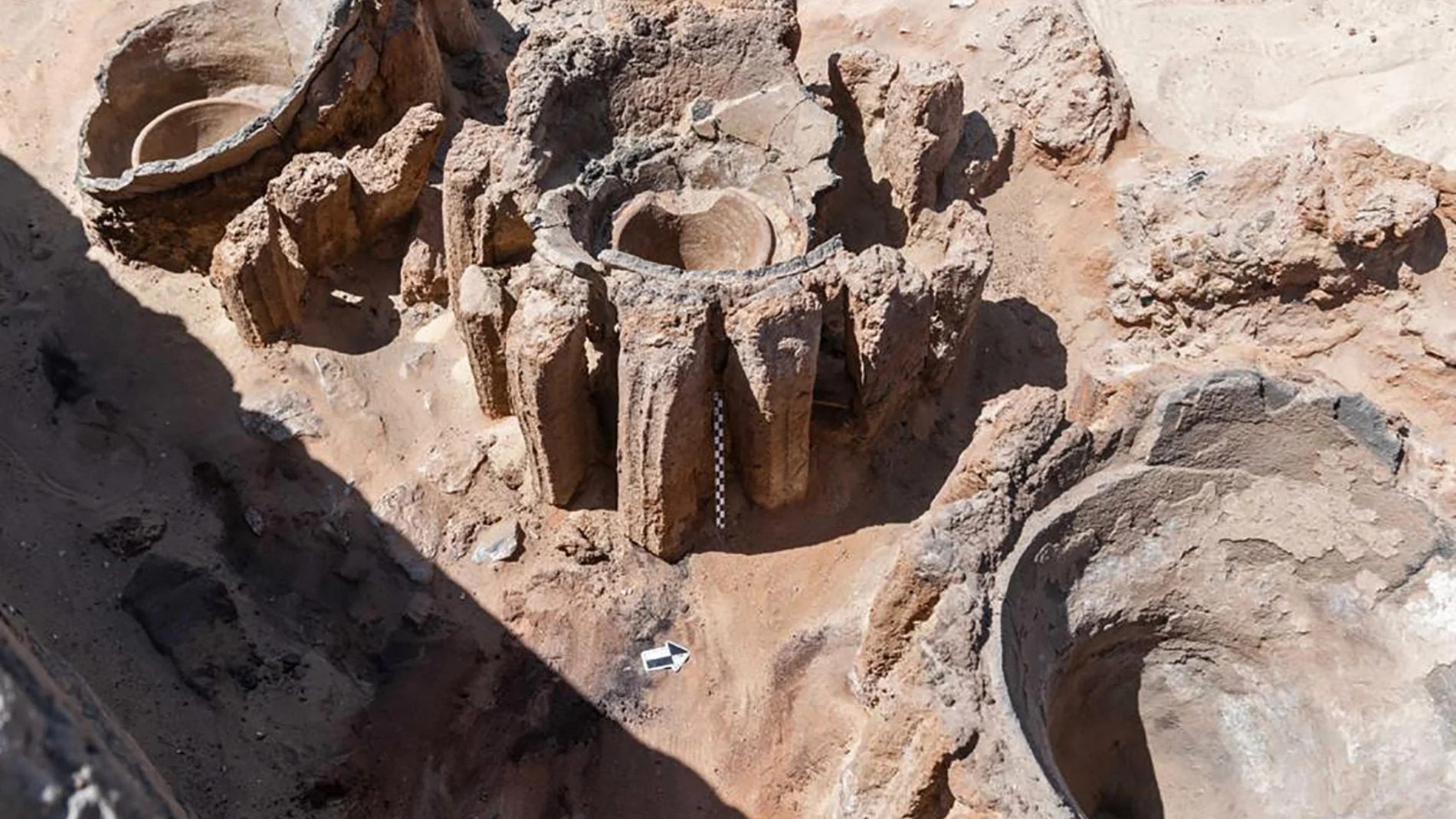 Vasijas de barro que los arqueólogos han determinado que fueron empleadas para calentar una mezcla de granos y agua para producir cerveza en Abidos, a 450 km de El Cairo.
