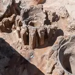 Vasijas de barro que los arqueólogos han determinado que fueron empleadas para calentar una mezcla de granos y agua para producir cerveza en Abidos, a  450 km de El Cairo.