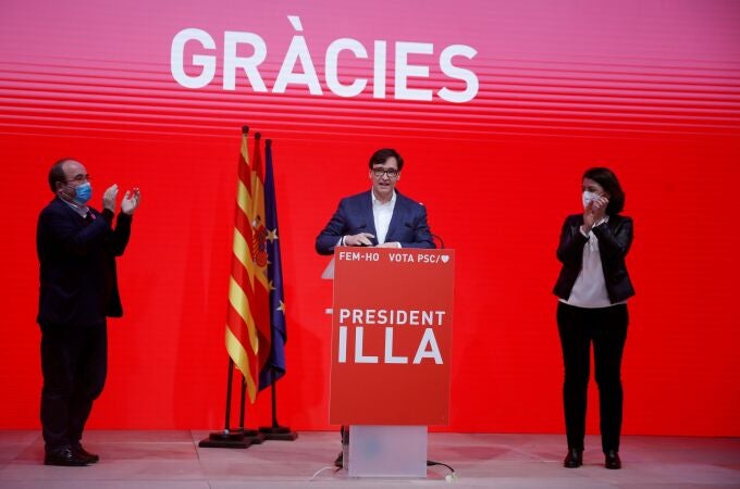 El candidato a la presidencia de la Generalitat por el PSC, Salvador Illa, acompañado por Miquel Iceta