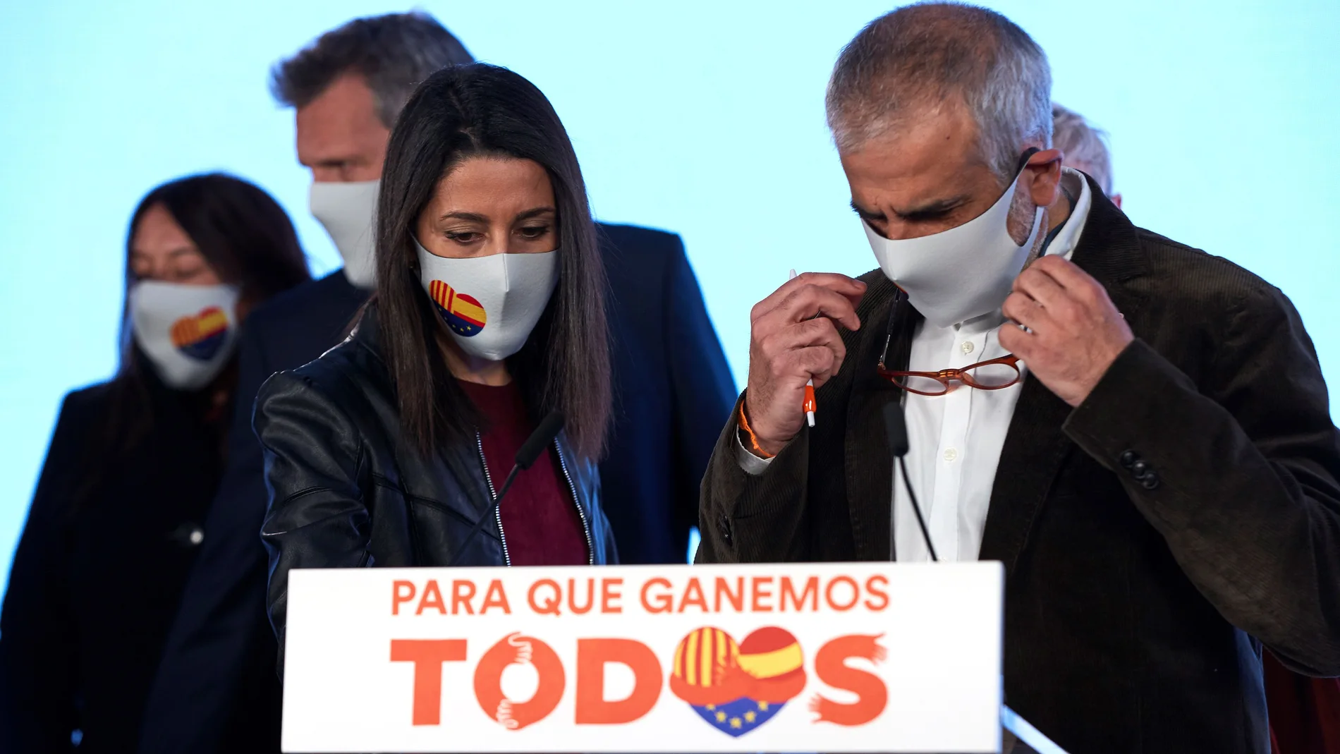 El candidato a la presidencia de la Generalitat por Ciudadanos Carlos Carrizosa y la presidenta del partido Inés Arrimadas comparecen para valorar los resultados electorales, hoy domingo en Barcelona.