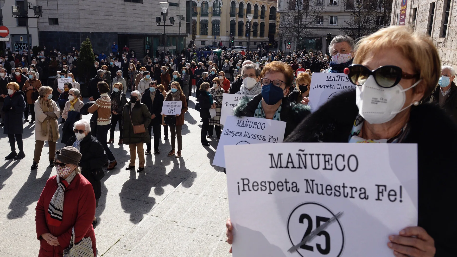 Concentración a las puertas de la Iglesia de San Benito de Valladolid bajo el eslogan “Respeta Mi Fe”, en protesta por la limitación de aforo en las celebraciones religiosas. EFE/ Nacho Gallego