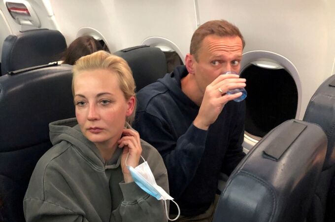 El opositor ruso Alexei Navalni y su esposa, Yulia Navalnaya, al volar rumbo a Moscú el pasado 17 de enero
