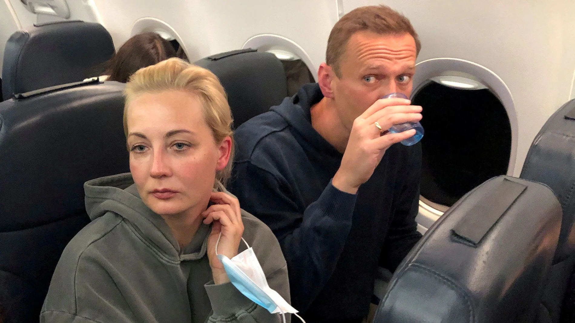 El opositor ruso Alexei Navalni y su esposa, Yulia Navalnaya, al volar rumbo a Moscú el pasado 17 de enero
