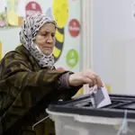 Una mujer vota en Pristina, Kosovo