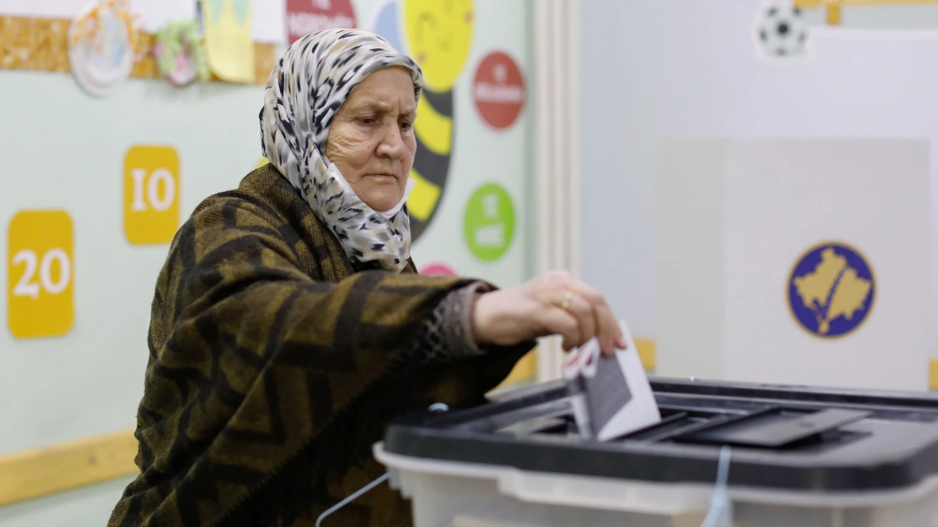 Una mujer vota en Pristina, Kosovo