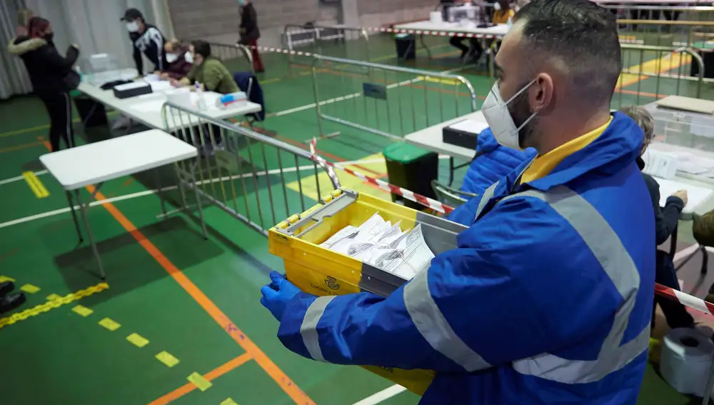 Un trabajador de Correos llega con los votos por correo al pabellón Sant Pere Sant Pau en Tarragona