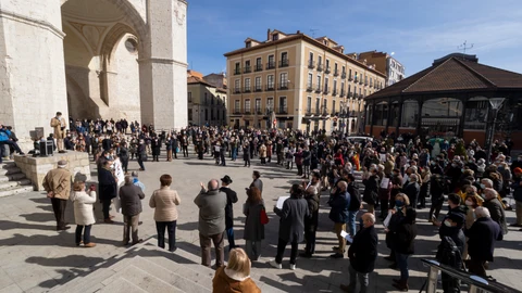 Concentración convocada por Abogados Cristianos bajo el lema `Respeta mi fe´ a las puertas de la Iglesia de San Benito en Valladolid, Castilla y León (España), a 14 de febrero de 2021. La protesta es contra la decisión de la Junta de Castilla y León de limitar el aforo de las iglesias a 25 personas.14 FEBRERO 2021;IGLESIAS;CRISTIANISMO;MESA;RELIGIÓN;DIOS;FEPhotogenic/Claudia Alba / Europa Press14/02/2021