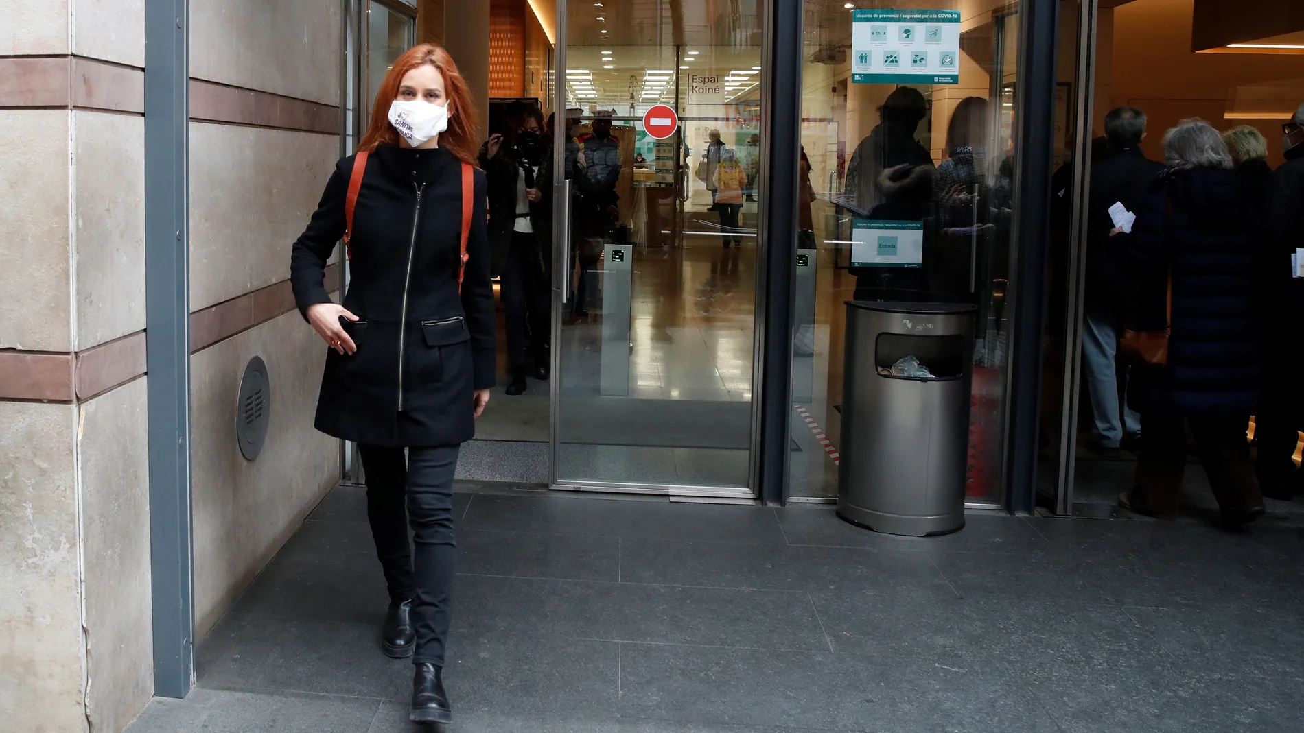 La candidata de En Comú Podem a la Generalitat, Jéssica Albiach, tras votar en su colegio electoral en Barcelona este domingo durante las elecciones autonómicas.