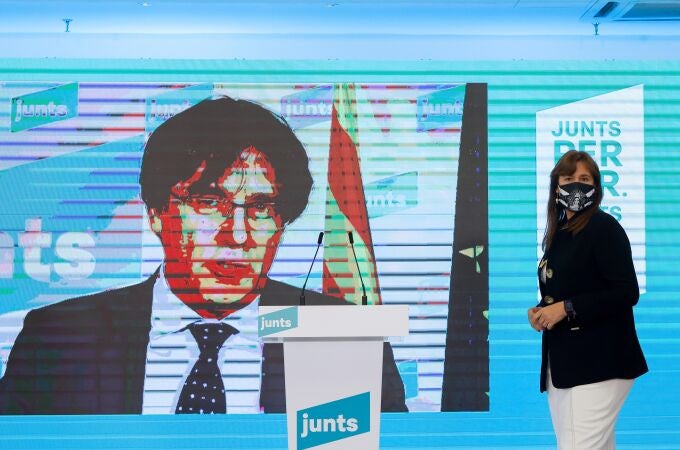 El ex presidente Carles Puigdemont participa por videoconferencia en la rueda de prensa ofrecida por la candidata de JxCat, Laura Borrás, en un hotel de Barcelona
