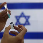 Un paramédico militar israelí prepara una dosis de Pfizer en Ashdod, al sureste del país