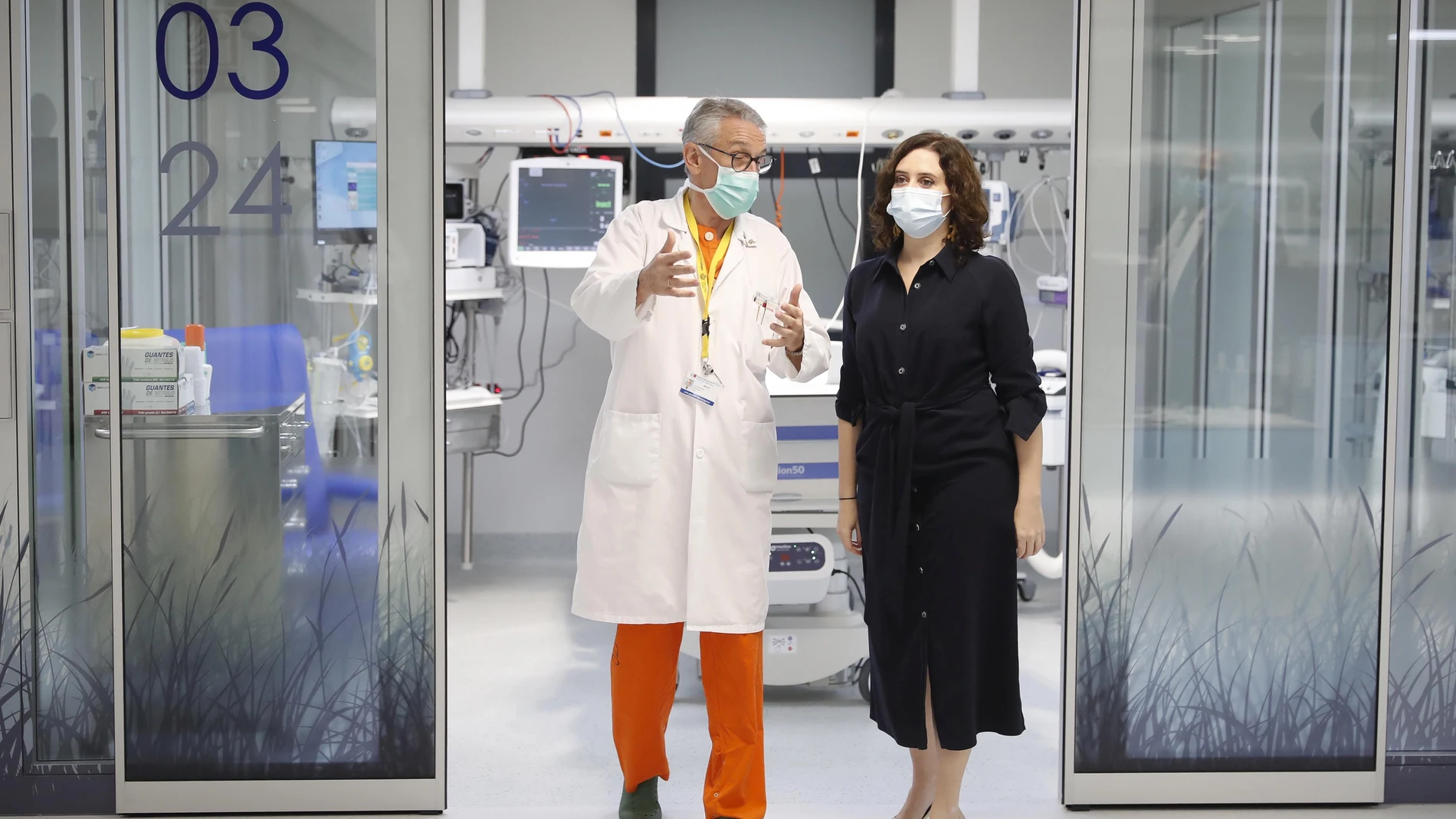La presidenta de la Comunidad de Madrid, Isabel Díaz Ayuso, durante una visita a la nueva Unidad de Cuidados Intensivos del Hospital General Universitario Gregorio Marañón.