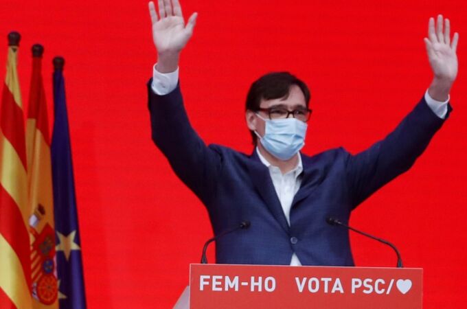 El candidato a la presidencia de la Generalitat por el PSC, Salvador Illa, celebra su victoria hoy domingo