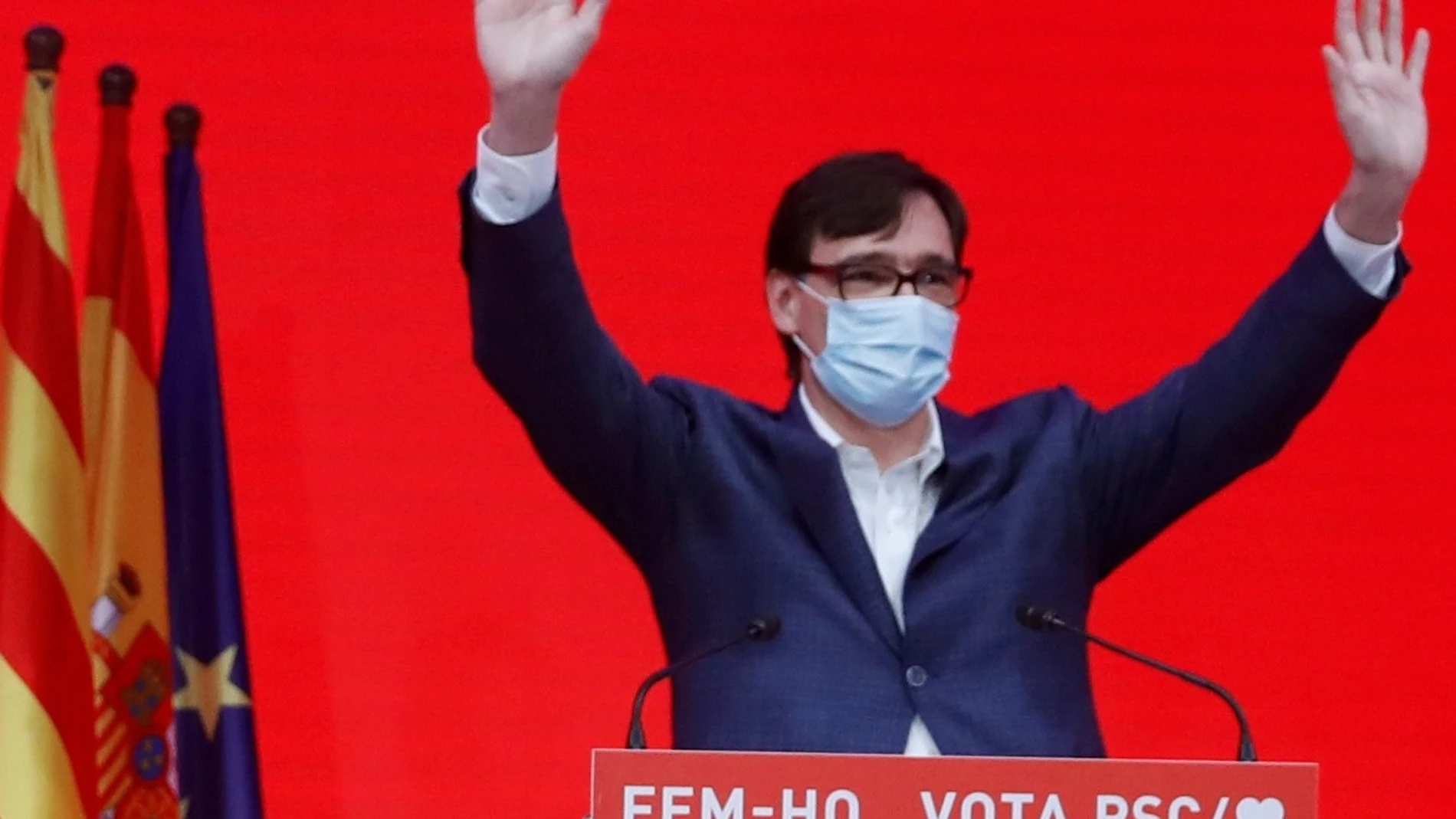 El candidato a la presidencia de la Generalitat por el PSC, Salvador Illa, celebra su victoria hoy domingo