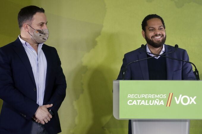 El candidato de Vox para el 14-F, Ignacio Garriga, junto al líder de Vox, Santiago Abascal, en rueda de prensa desde Barcelona al día siguiente de las elecciones