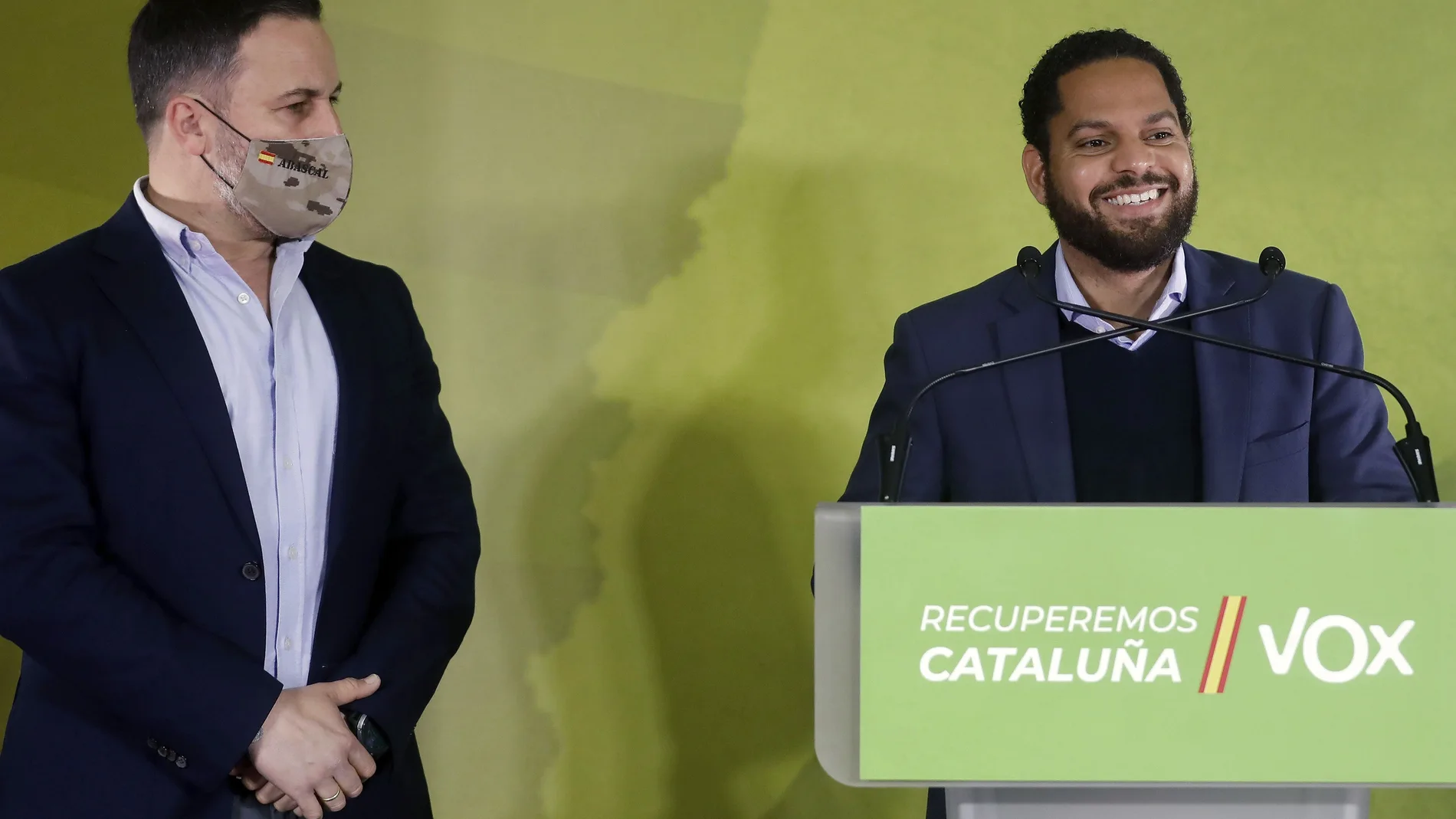 El candidato de Vox para el 14-F, Ignacio Garriga, junto al líder de Vox, Santiago Abascal, en rueda de prensa desde Barcelona al día siguiente de las elecciones