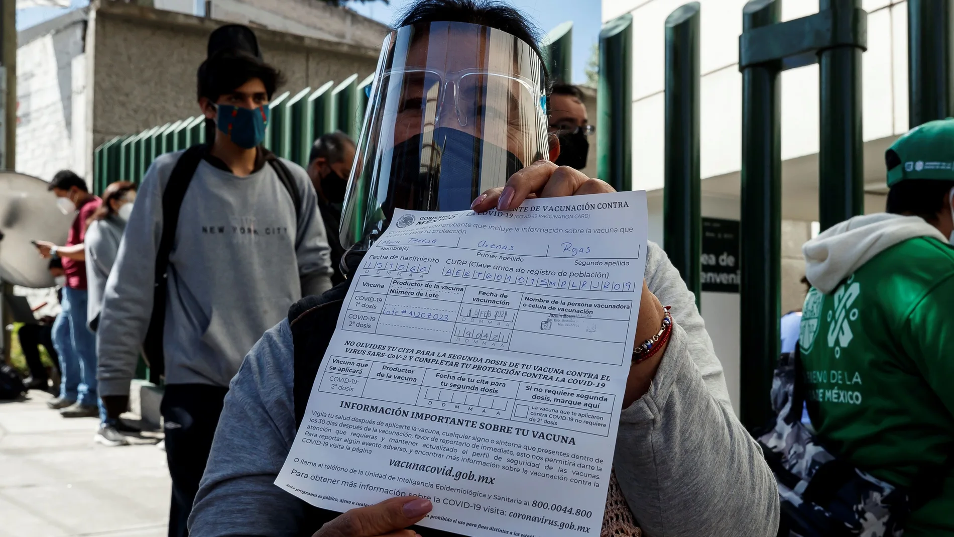 MEX5135. CIUDAD DE MÉXICO (MÉXICO), 15/02/2021.- Una mujer espera hoy su turno para recibir la vacuna contra la covid-19, en Ciudad de México (México). El presidente de México, Andrés Manuel López Obrador, dijo este lunes que las vacunas contra la covid-19 "no son un peligro" y pidió a los adultos mayores de 60 años que tengan "confianza" en el plan de vacunación que se debe iniciar en 333 municipios del país. EFE/José Méndez