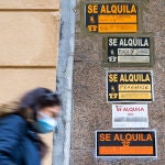 Imagen de carteles de "Se Alquila" y "Se Vende" en un portal del barrio madrileño de Salamanca