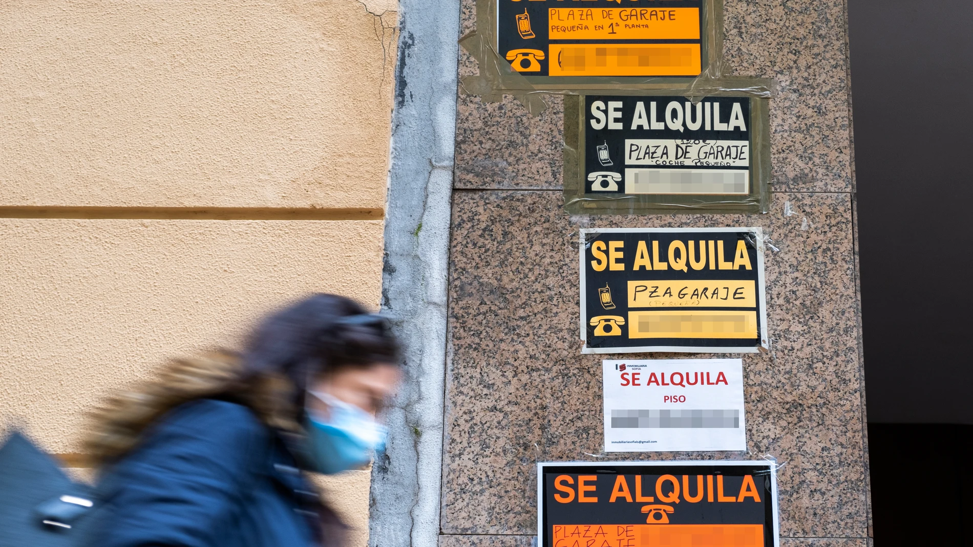 Imagen de carteles de "Se Alquila" y "Se Vende" en un portal del barrio madrileño de Salamanca