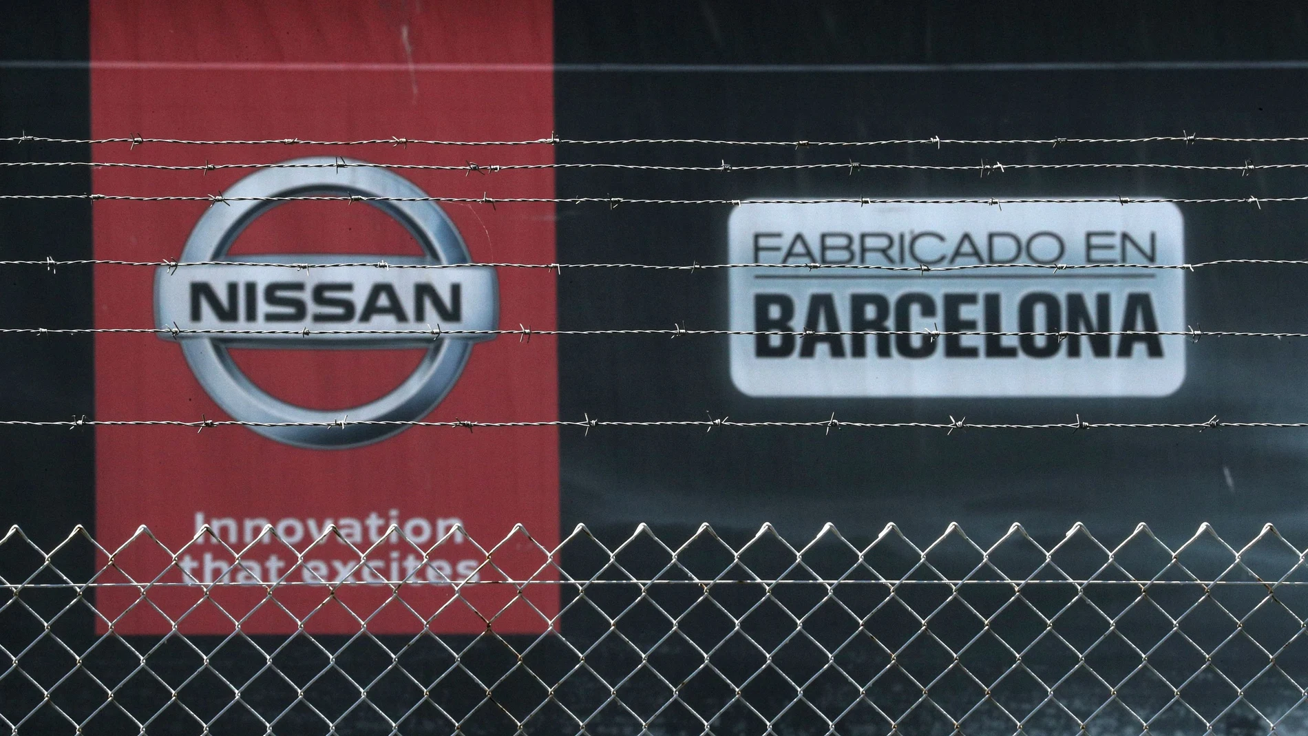 Logo de Nissan en sus instalaciones de Barcelona