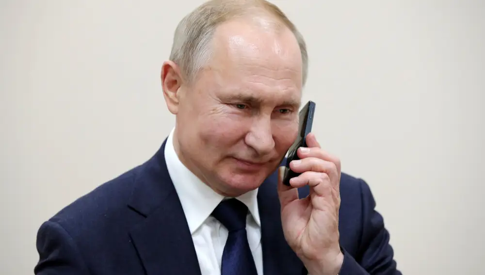El presidente ruso, Vladimir Putin, habla por teléfono en una foto de archivo