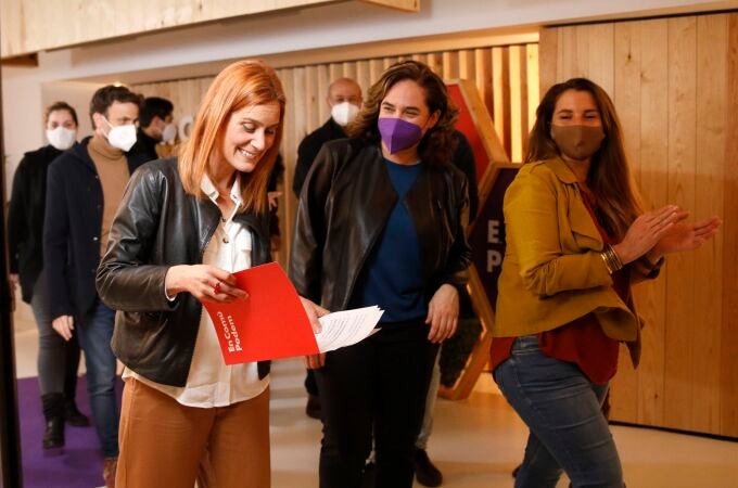 La candidata de los comuns, Jéssica Albiach, junto a la alcaldesa de Barcelona, Ada Colau, y dirigentes del partido, tras valorar la jornada electoral del 14F.KIKE RINCÓN - EUROPA PRESS14/02/2021