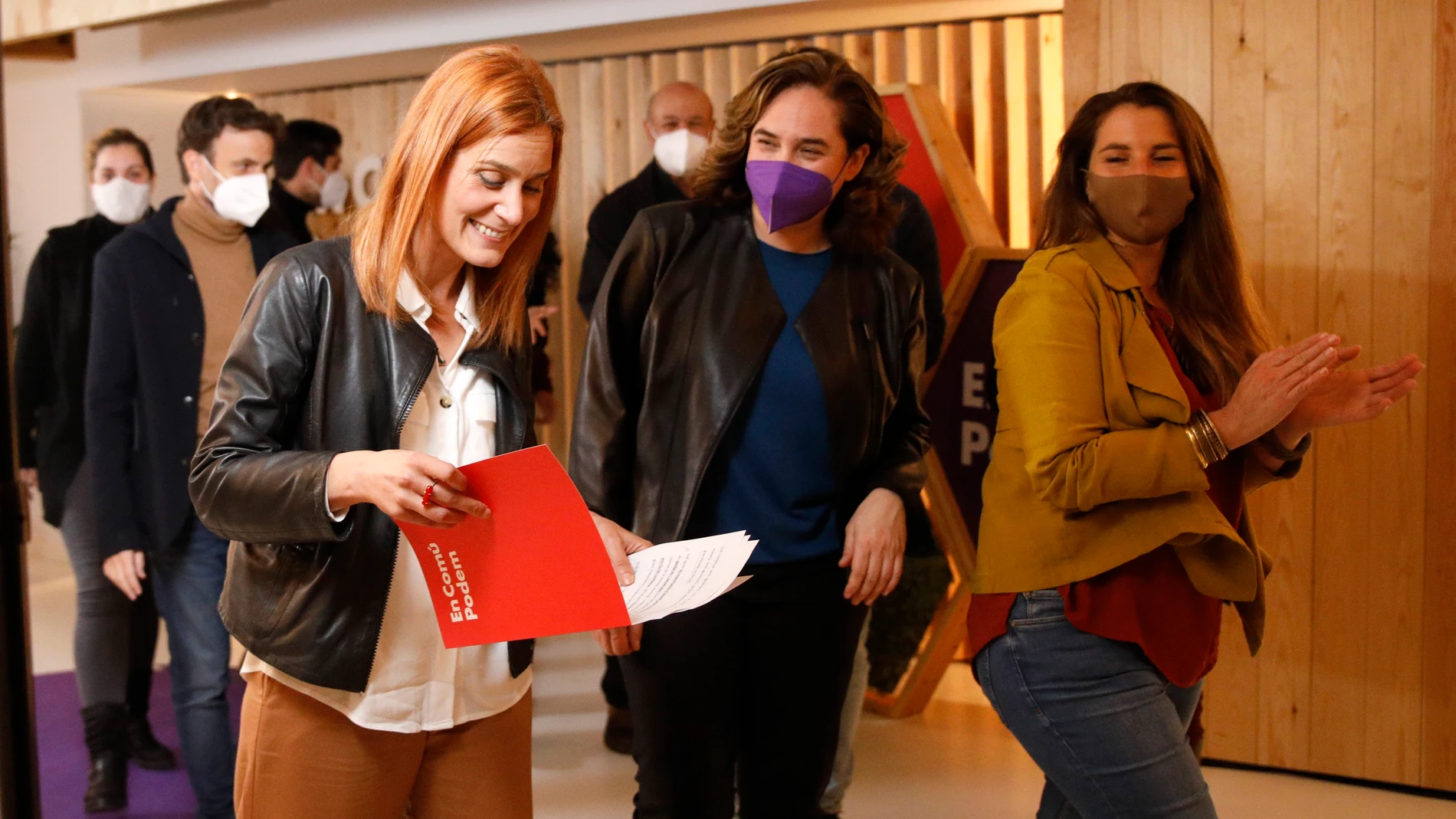 La candidata de los comuns, Jéssica Albiach, junto a la alcaldesa de Barcelona, Ada Colau, y dirigentes del partido, tras valorar la jornada electoral del 14F.KIKE RINCÓN - EUROPA PRESS14/02/2021