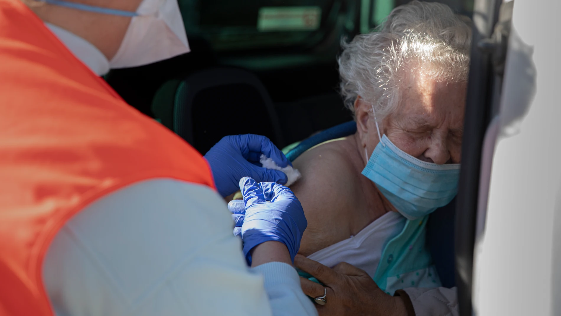 Una mujer mayor de 90 años recibe la vacuna de Pfizer
