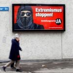 Un cartel en Zurich con la leyenda "detener al extremismo"