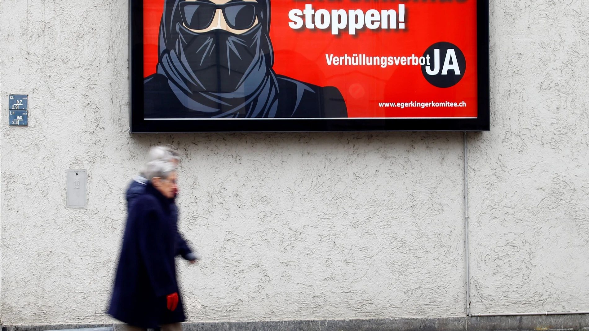 Un cartel en Zurich con la leyenda "detener al extremismo"