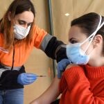La Gerencia de Atención Primaria de León ha comenzado este martes a vacunar contra la COVID-19 a los colectivos incluidos en los grupos 3A y 3B, es decir, a los profesionales de las consultas médicas privadas, a los estudiantes sanitarios y al personal de odontología