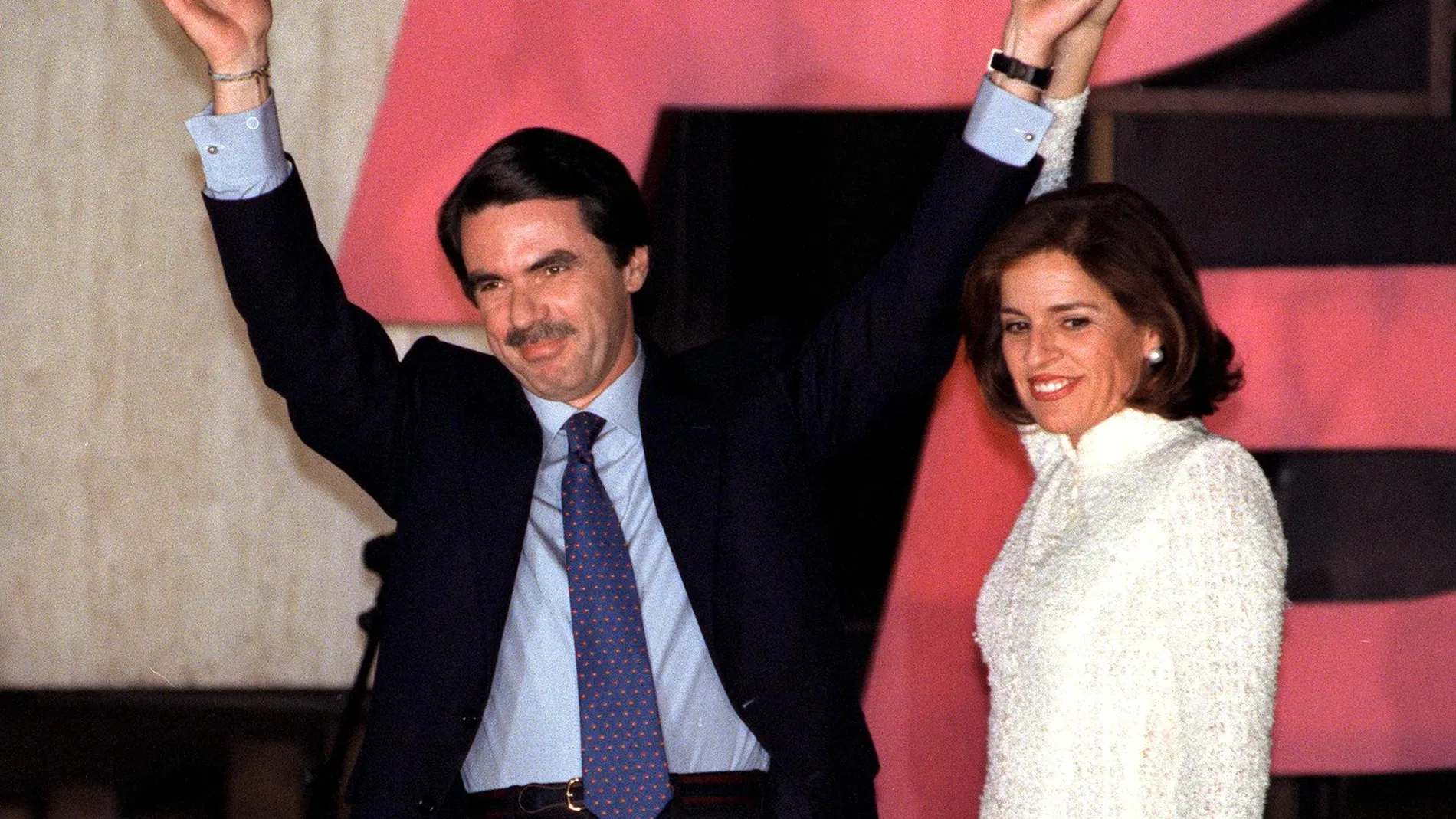 El presidente del Gobierno, José María Aznar, y su esposa, Ana Botella, saludando anoche desde el balcón de la sede del Partido Popular en Madrid a los simpatizantes y afiliados que celebraban el triunfo que el PP ha conseguido en las elecciones legislativas celebradas