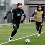 El jugador del FC Barcelona Gerard Piqué en un entrenamiento del equipo en la Ciutat Esportiva Joan Gamper