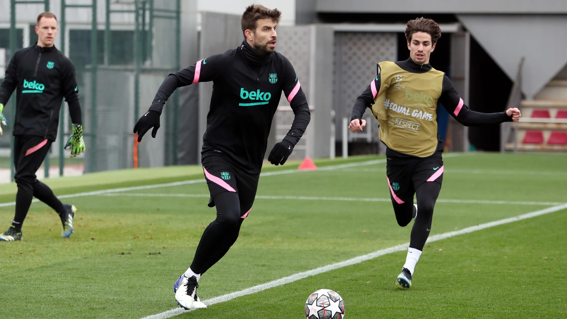 El jugador del FC Barcelona Gerard Piqué en un entrenamiento del equipo en la Ciutat Esportiva Joan Gamper