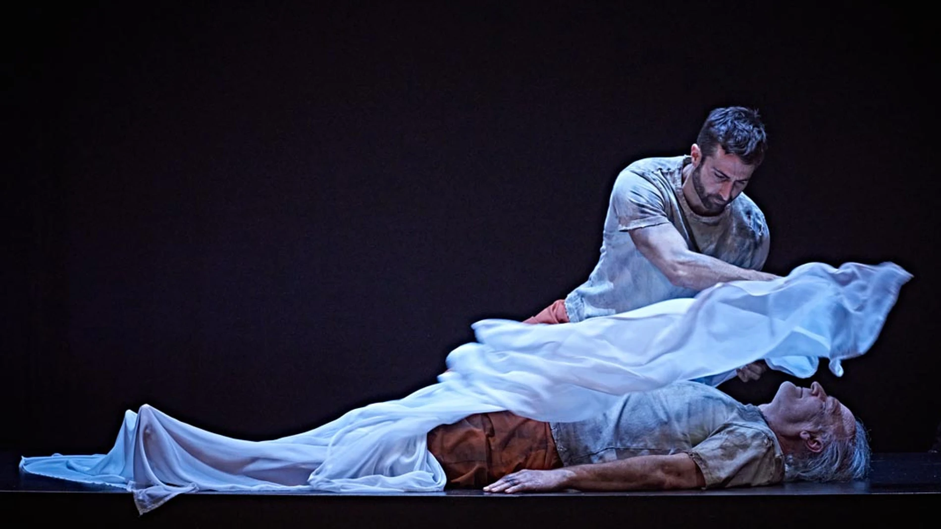 Lluís Homar, en el suelo, durante un momento de "El príncipe constante"