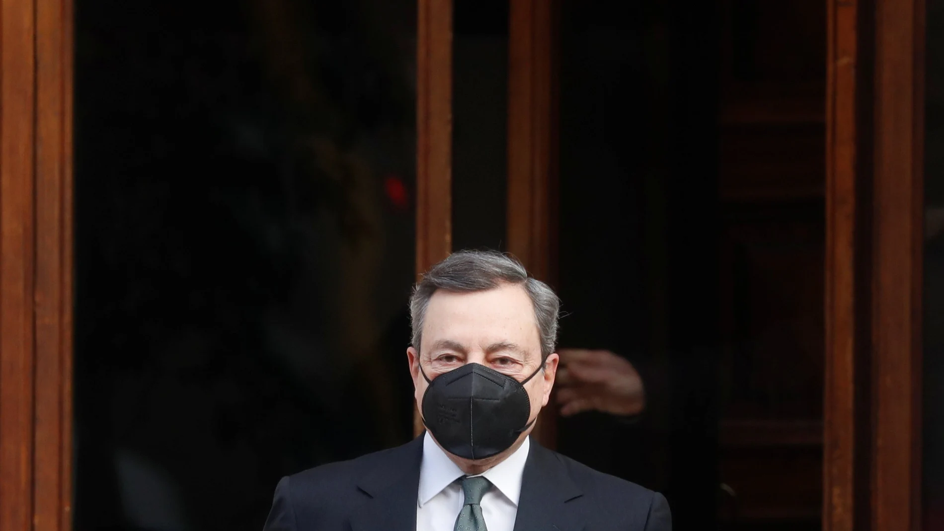 El primer ministro italiano, Mario Draghi, abandona su domicilio de Roma ayer por la mañana