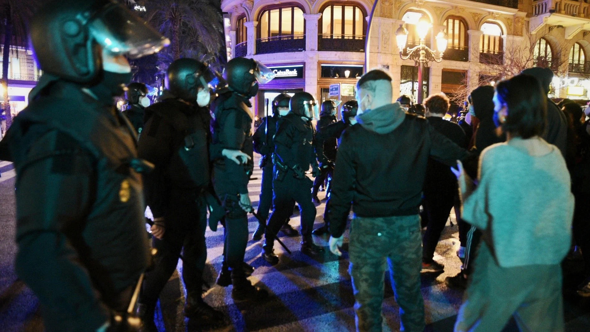 Varios agentes de la Policía Nacional durante una concentración en rechazo al encarcelamiento de Pablo Hasel, en Valencia, Comunidad Valenciana