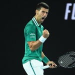 Djokovic celebra uno de los puntos importantes que logró en el partido de cuartos del Open de Australia ante Zverev
