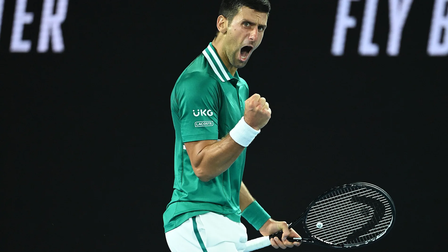 Djokovic celebra uno de los puntos importantes que logró en el partido de cuartos del Open de Australia ante Zverev
